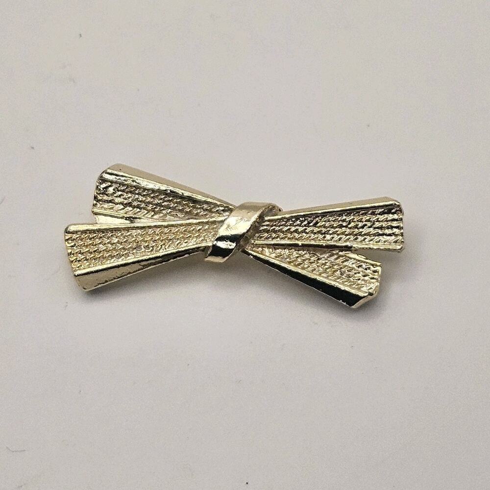 Bow Brooch Pin Vintage Gold Tone Classic Simple Signed Grannycore Statement